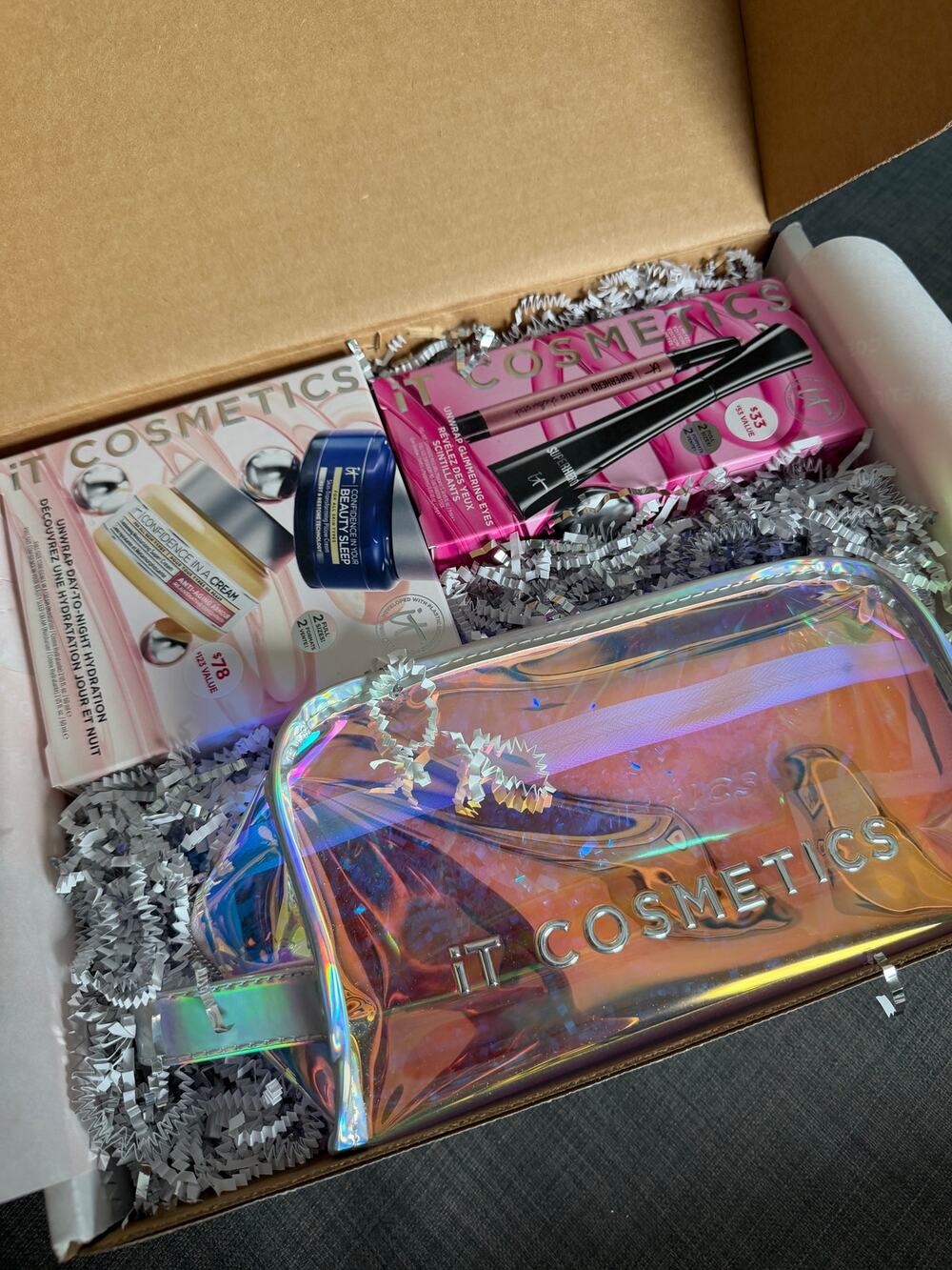 New IT Cosmetics Skincare Makeup Gift Set Confidence Cream Mascara Bag
